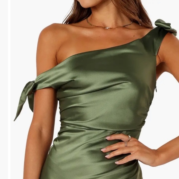 🌻Petal & Pup Selma Olive One-Shoulder Satin Evening Gown Size Medium (8-10) - Picture 4 of 12
